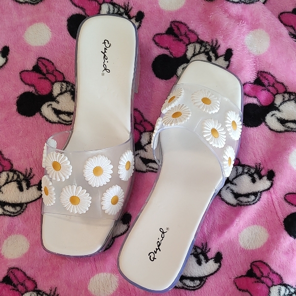 Qupid Shoes - QUPID Clear Plastic Daisy Embellished Slide Sandals 2" Chunky Heels. SZ 9 EUC